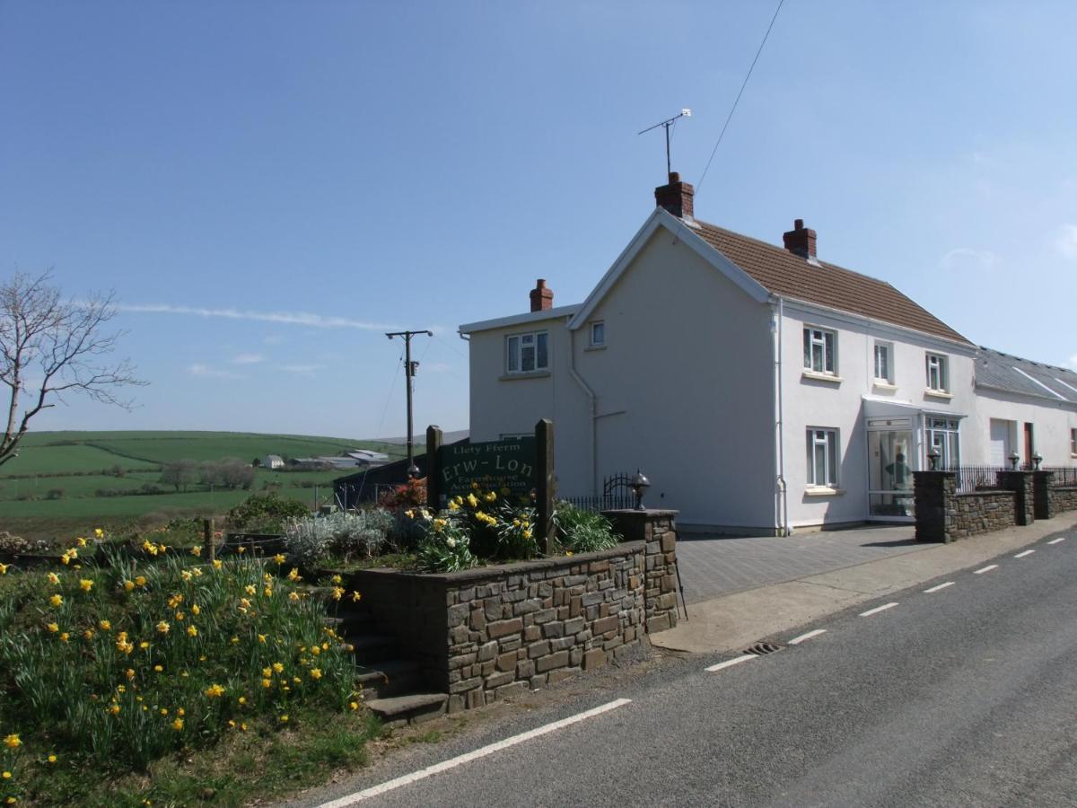 Erw-Lon Farm Bed & Breakfast Pontfaen ภายนอก รูปภาพ